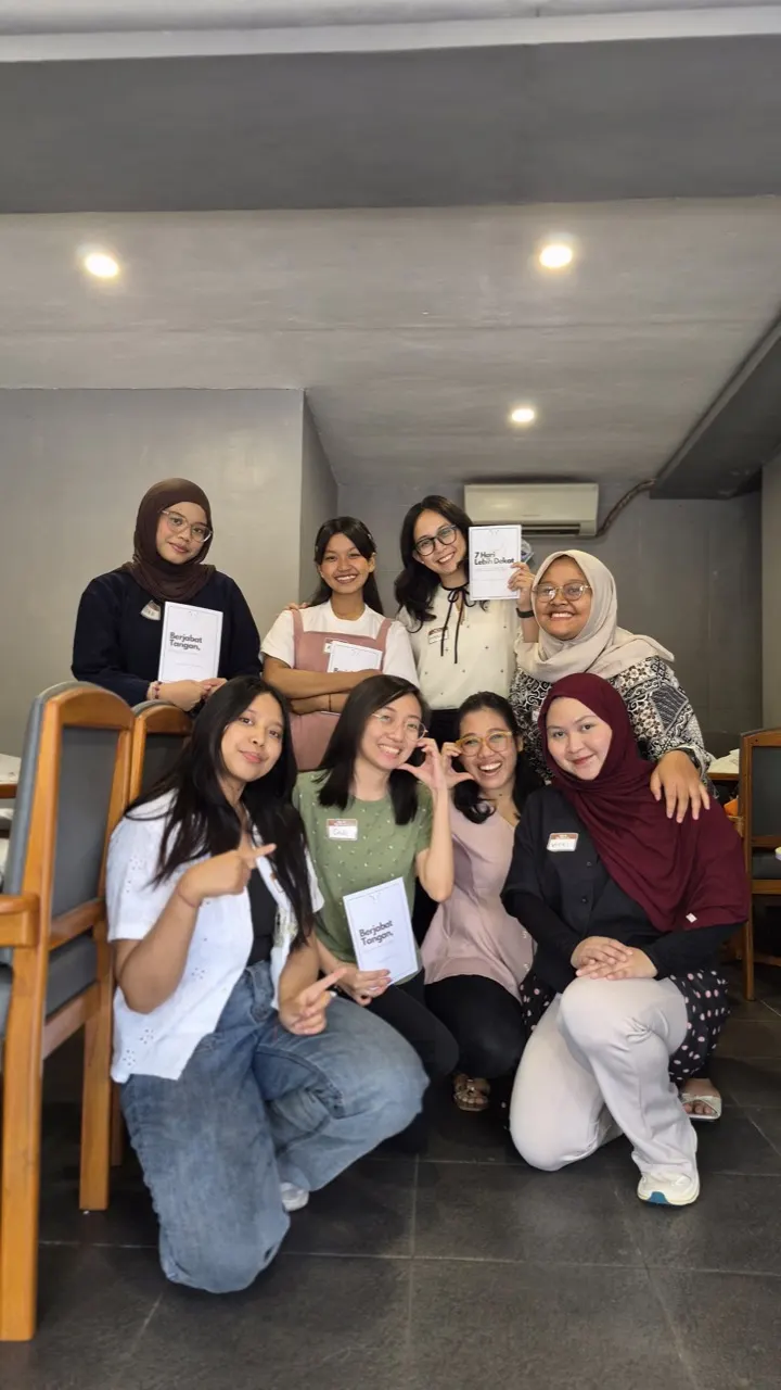 Foto kelompok lain setelah kegiatan berakhir dengan peserta membawa hasil materi refleksi.