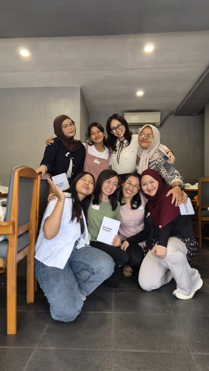Foto kelompok peserta setelah kegiatan berakhir di ruang workshop.